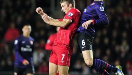  Tottenham争议红牌少打一人仍顽强战平曼联  