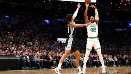  文班亚马20+10，马刺爆冷终结勇士六连胜  