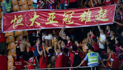  波鸿球迷横幅抗议俱乐部管理层  