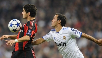  AC米兰主场溃败，球迷高呼教练下课  