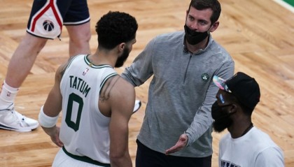  塔图姆50分绿军横扫雄鹿  